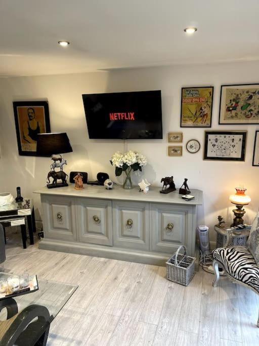 The Cabin, Arkley, Barnet Apartment Bagian luar foto